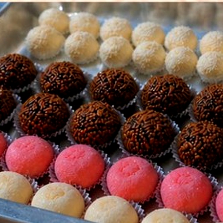 Grande lote de docinhos para festa